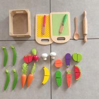 Set in legno di verdure con tagliere e coltelli