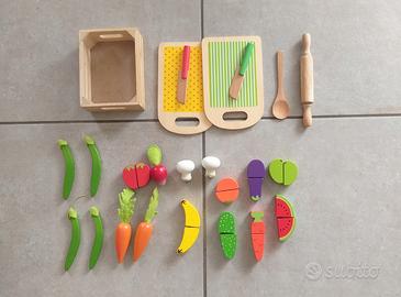 Set in legno di verdure con tagliere e coltelli