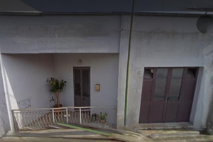 Casa semiarredata con giardino e garage