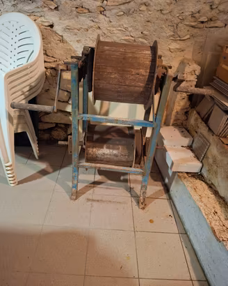 sgranatrice d'epoca per mais o grano turco 