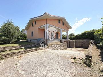 Villa di 302 m² con più di 5 locali e box auto dop