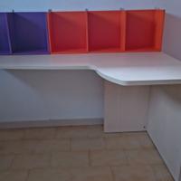 Scrivania con cubi libreria