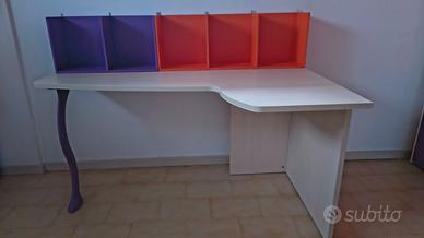 Scrivania con cubi libreria