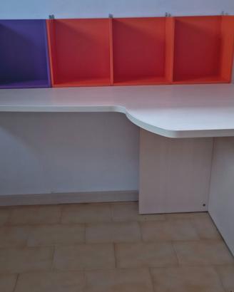 Scrivania con cubi libreria
