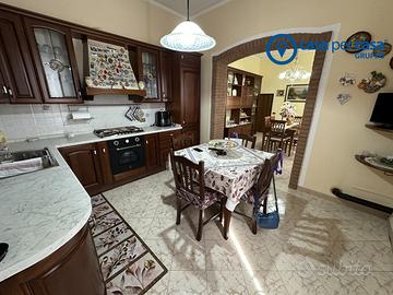 Bifamiliare ristrutturata con ampio giardino.