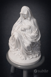 Statua Madonna Seduta – Effetto Marmo Bianco