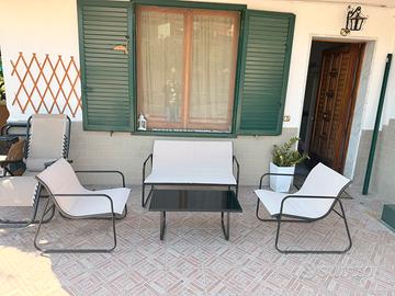 Set tavolo poltrona e sedie da giardino