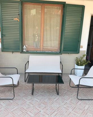 Set tavolo poltrona e sedie da giardino