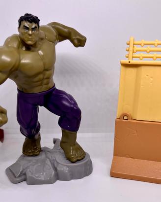 Action Figure Hulk Marvel con muro ( kinder )