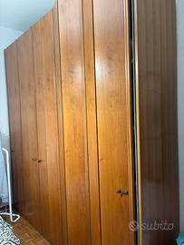 Armadio in legno  con porte scorrevoli a soffietto