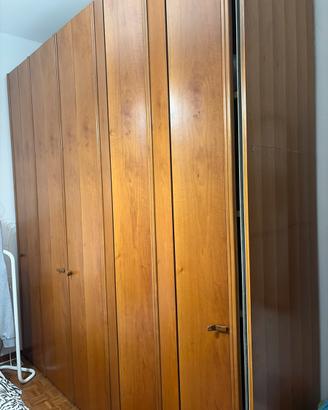 Armadio in legno  con porte scorrevoli a soffietto