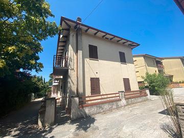 Casa indipendente su 3 lati in centro a Camucia