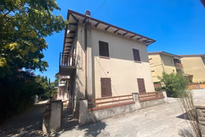 Casa indipendente su 3 lati in centro a Camucia