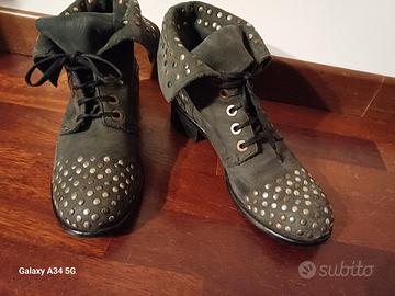 stivaletti con borchie 