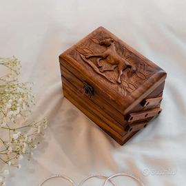 Portagioie in legno intagliato con cavallo