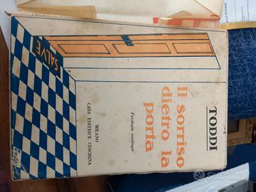 il sorriso dietro la porta