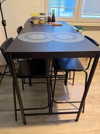 due tavoli con un set di tre sedie