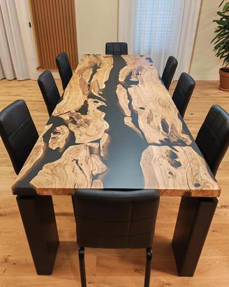 Tavolo in legno e resina 