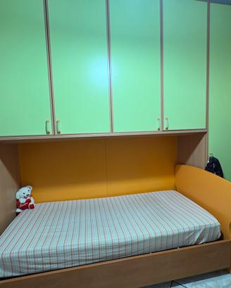 Cameretta a ponte con letto e armadio