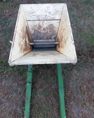 Pigiatrice manuale per uva