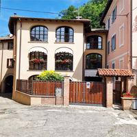 Prestigiosa casa di tre piani con SPA e giardino