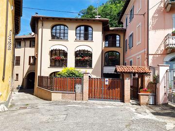 Prestigiosa casa di tre piani con SPA e giardino