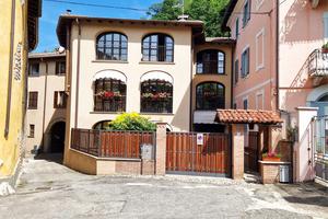 Prestigiosa casa di tre piani con SPA e giardino