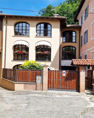 Prestigiosa casa di tre piani con SPA e giardino