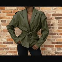 Giacca corta con cinta in ecopelle