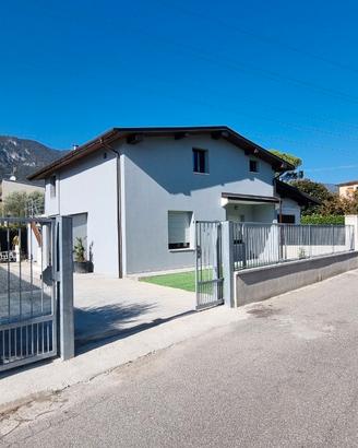 Grande appartamento su 2 piani (8 stanze 2 bagni)