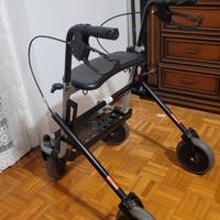 Deambulatore pieghevole con ruote