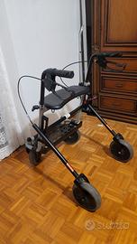 Deambulatore pieghevole con ruote