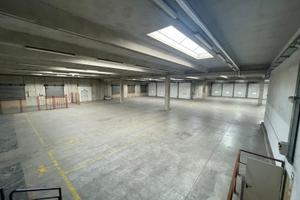 Capannone con baie carico e scarico