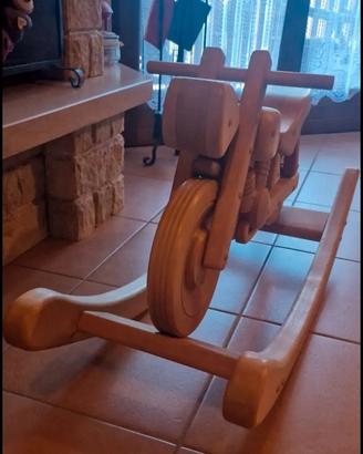 Moto a dondolo in legno massiccio (stile Harley). 