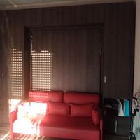 Letto a scomparsa con armadio e divano in pelle