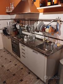 Cucina completa di cappa, forno e lavatrice