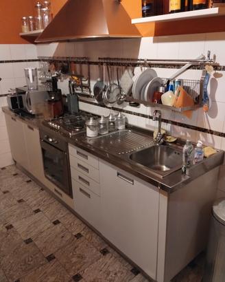 Cucina completa di cappa, forno e lavatrice