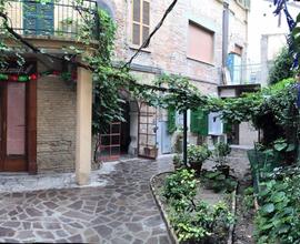 Piccolo negozio in cortile di palazzo storico