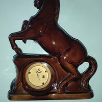 Cavallo orologio da tavolo in ceramica