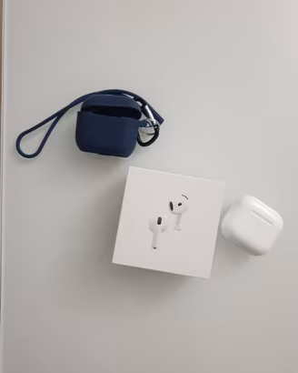 Apple Airpods 4 cancellazione attiva rumore Airtag