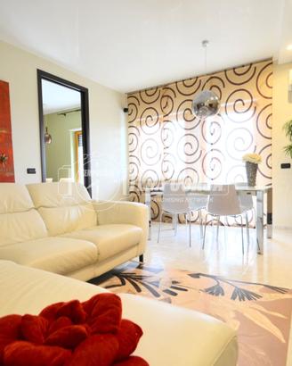 Rifinito appartamento con box in zona residenziale
