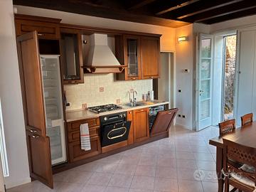 Cucina completa di elettrodomestici tavolo e sedie