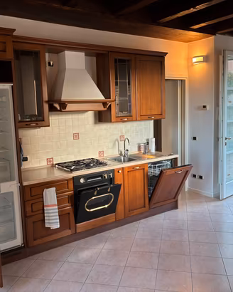 Cucina completa di elettrodomestici tavolo e sedie