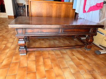 Tavolo d'epoca in legno massello con gambe tornite