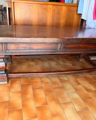 Tavolo d'epoca in legno massello con gambe tornite
