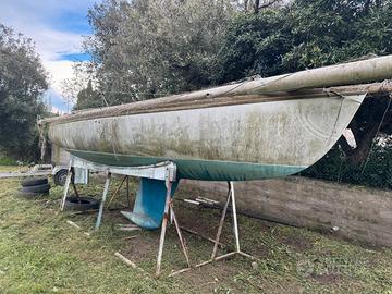 Barca a vela con deriva fissa