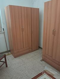 Armadietto in legno a tre ante 