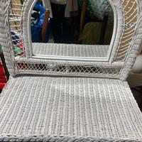 Postazione trucco con specchio  e testata letto