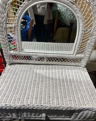 Postazione trucco con specchio  e testata letto