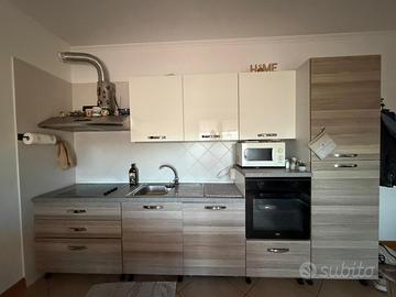 Cucina bianca e effetto legno 330cm